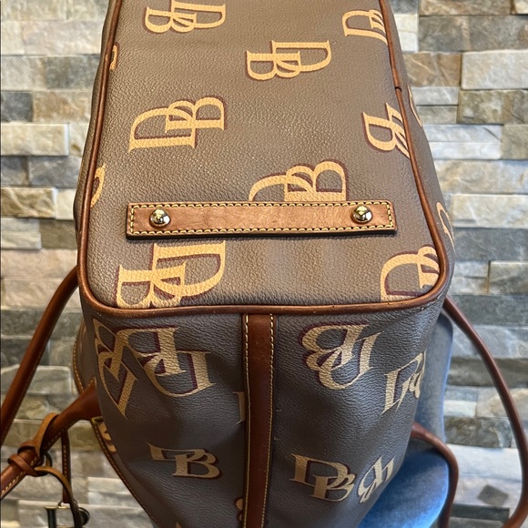 Elegant Brown and Tan woman’s - Picture 3 of 16